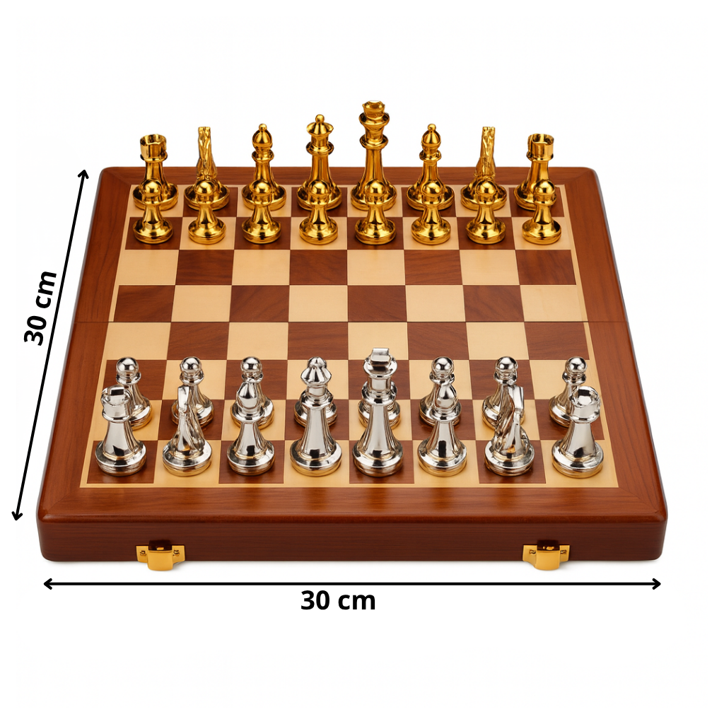 Jeu d’échecs avec plateau en bois et pièces en zinc doré et argenté