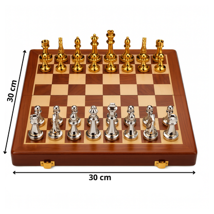 Jeu d’échecs avec plateau en bois et pièces en  zinc doré et argenté